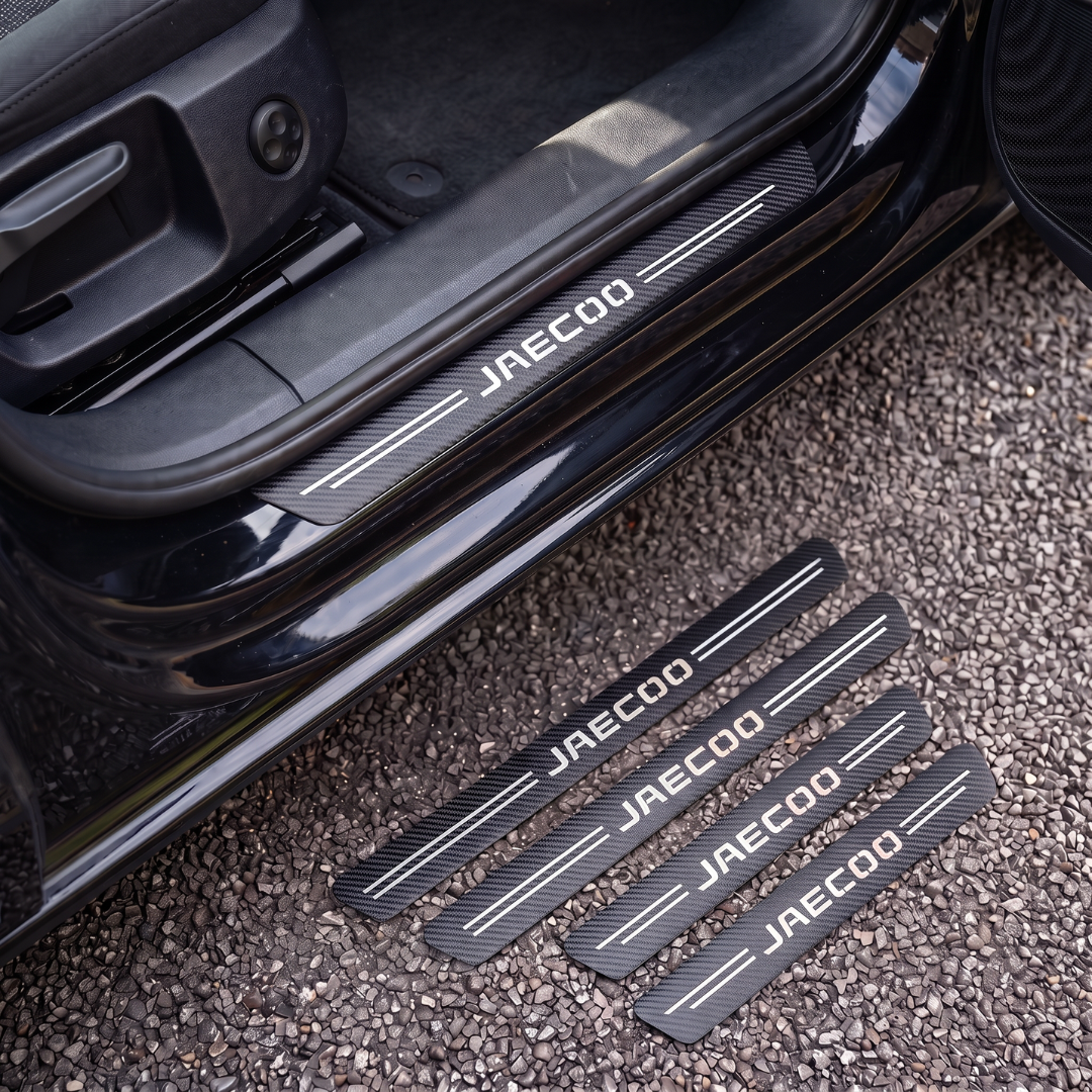 CarbonGrip PRO door sill protectors with Jaecoo logo: one fitted on the sill, set of 4 on the ground